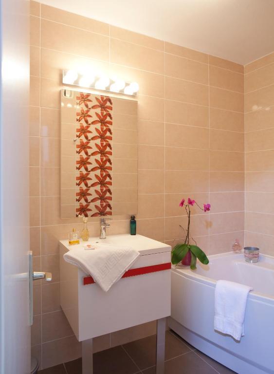 Hotel Brun Saint-Lattier ภายนอก รูปภาพ